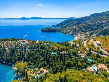 Yunan adası Korfu 'nun doğu kıyısı.