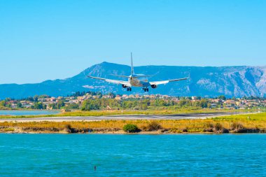 Yunanistan 'daki Corfu uluslararası havaalanına uçak iniyor.