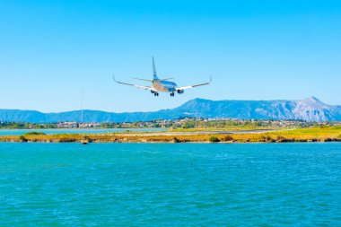 Yunanistan 'daki Corfu uluslararası havaalanına uçak iniyor.
