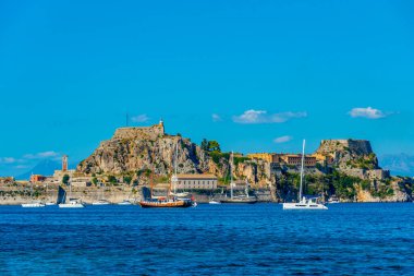 Yunan adası Korfu 'daki Palaio Frourio' nun yanında demirleyen tekneler.