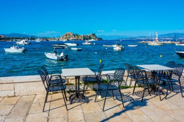Yunanistan 'ın Kerkyra kentinde deniz kenarı gezinti manzarası.