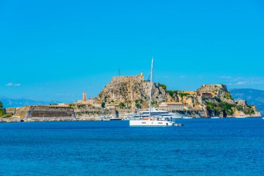 Yunan adası Korfu 'daki Palaio Frourio' nun yanında demirleyen tekneler.