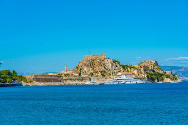 Yunan adası Korfu 'daki Palaio Frourio' nun yanında demirleyen tekneler.