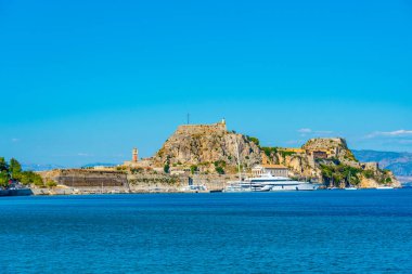 Yunan adası Korfu 'daki Palaio Frourio' nun yanında demirleyen tekneler.