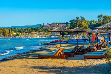 Yunanistan 'ın Korfu kentindeki Sidari plajında güneşlik ve şemsiyeler.