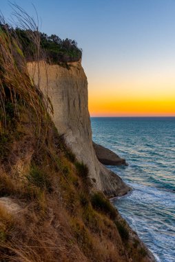 Yunanistan 'ın Korfu adası Drastis Burnu' nun günbatımı manzarası.