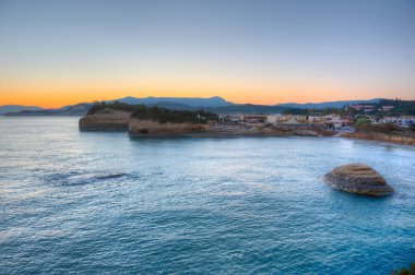Yunan Sidari kentindeki Kanal d 'amour' un gündoğumu manzarası.