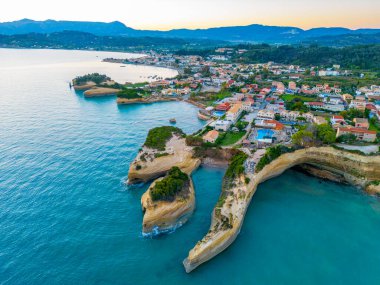 Yunan Sidari kentindeki Kanal d 'amour' un gündoğumu manzarası.