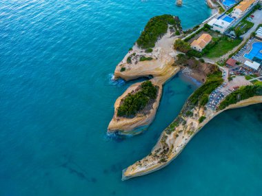 Yunan Sidari kentindeki Kanal d 'amour' un gündoğumu manzarası.