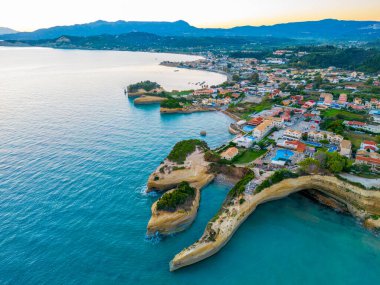 Yunan Sidari kentindeki Kanal d 'amour' un gündoğumu manzarası.