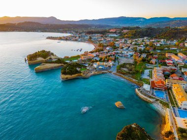 Yunan Sidari kentindeki Kanal d 'amour' un gündoğumu manzarası.