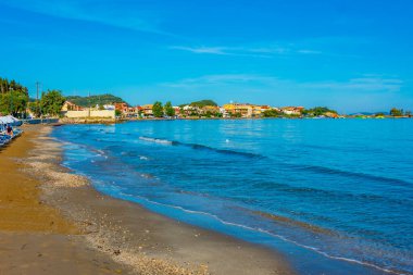 Yunanistan 'ın Korfu kentindeki Sidari plajında güneşlik ve şemsiyeler.