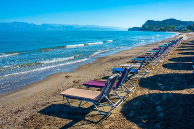 Yunanistan 'ın Korfu kentindeki Sidari plajında güneşlik ve şemsiyeler.