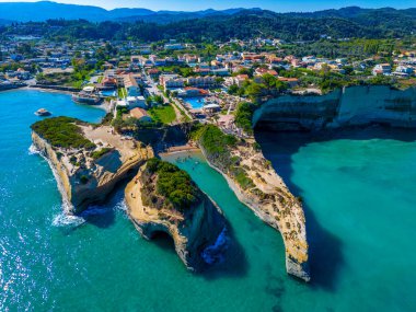 Yunan Sidari kasabasındaki Kanal d 'amour Panoraması.