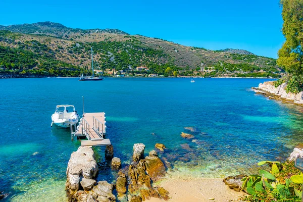 Yunan tatil kenti Kassiopi, Korfu, Yunanistan 'ı çevreleyen manzara.
