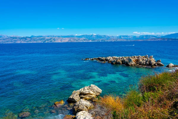 Vista Mar Ciudad Albanesa Sarande Desde Isla Griega Corfú — Foto de Stock