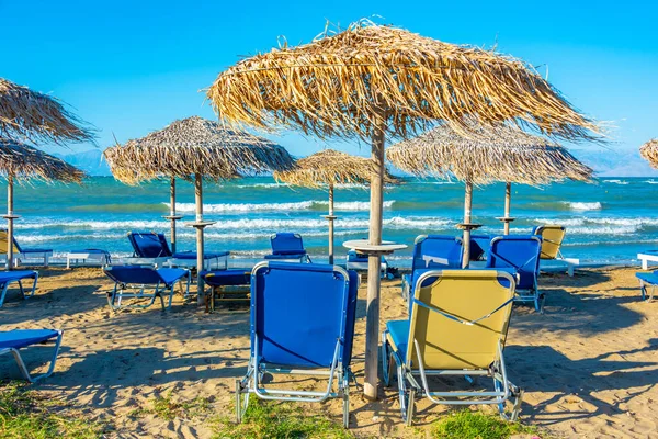 Сонячні Ліжка Парасольки Пляжі Сідарі Корфу Греція — стокове фото