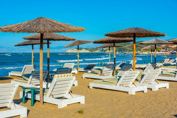 Stock image Sunbeds and umbrellas at Sidari beach at Corfu, Greece.