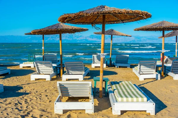 希腊科孚Sidari海滩的日光浴床和雨伞 — 图库照片