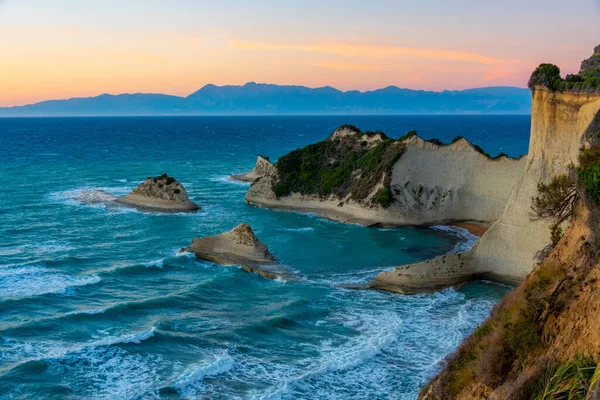 Yunanistan 'ın Korfu adası Drastis Burnu' nun günbatımı manzarası.