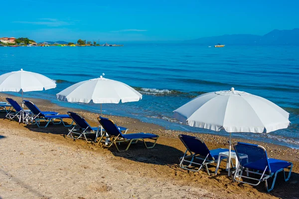 stock image Sunbeds and umbrellas at Sidari beach at Corfu, Greece.