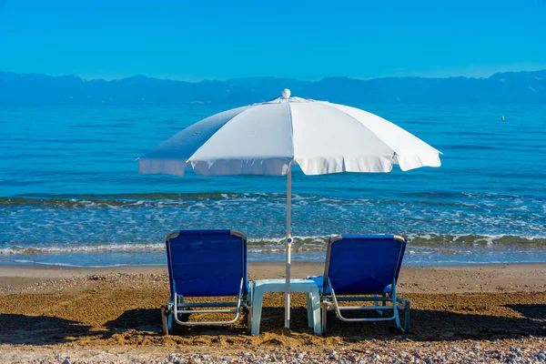 Solsängar Och Parasoller Vid Stranden Sidari Korfu Grekland — Stockfoto