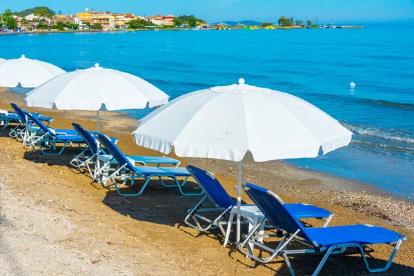 希腊科孚Sidari海滩的日光浴床和雨伞 — 图库照片