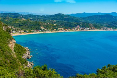 Yunan adası Korfu 'daki Agios Georgios plajının Panorama manzarası.