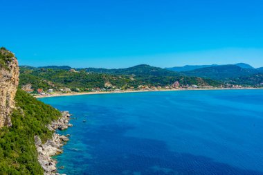 Yunan adası Korfu 'daki Agios Georgios plajının Panorama manzarası.