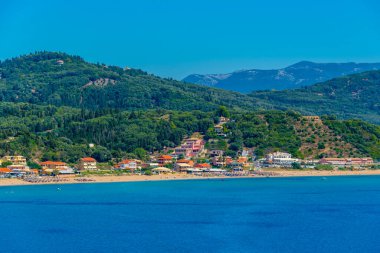 Yunan adası Korfu 'daki Agios Georgios plajının Panorama manzarası.