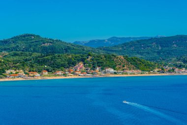 Yunan adası Korfu 'daki Agios Georgios plajının Panorama manzarası.