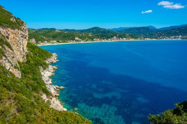 Yunan adası Korfu 'daki Agios Georgios plajının Panorama manzarası.