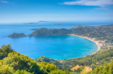 Yunan adası Korfu 'daki Agios Georgios plajının Panorama manzarası.
