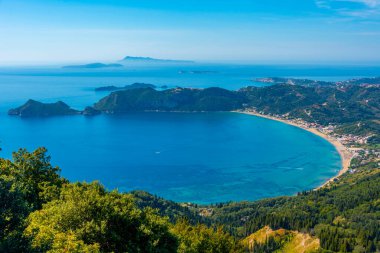 Yunan adası Korfu 'daki Agios Georgios plajının Panorama manzarası.