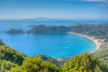 Yunan adası Korfu 'daki Agios Georgios plajının Panorama manzarası.