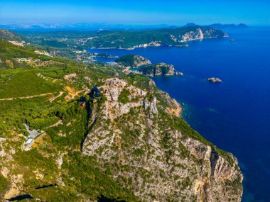 Yunan adası Korfu 'daki Paleokastritsa ve Angelokastro kalesinin kıyı şeridi manzarası.