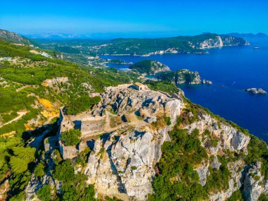 Yunan adası Korfu 'daki Paleokastritsa ve Angelokastro kalesinin kıyı şeridi manzarası.