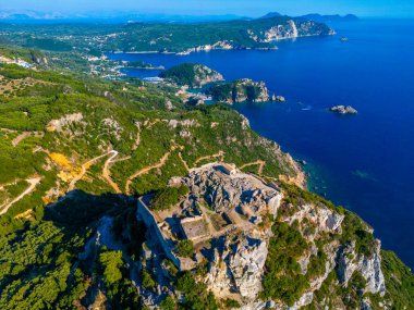 Yunan adası Korfu 'daki Paleokastritsa ve Angelokastro kalesinin kıyı şeridi manzarası.