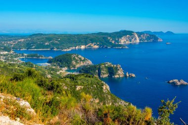 Paleokastritsa 'nın Yunan adası Korfu' daki kıyı şeridi manzarası.