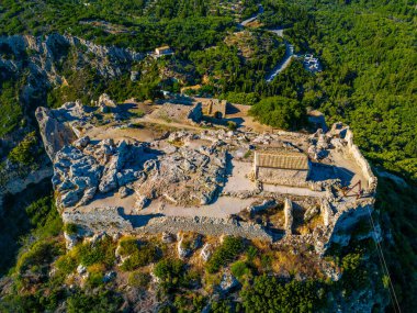 Yunan adası Korfu ve Angelokastro kalesinin manzarası.