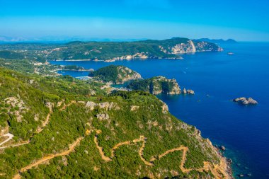 Paleokastritsa 'nın Yunan adası Korfu' daki kıyı şeridi manzarası.