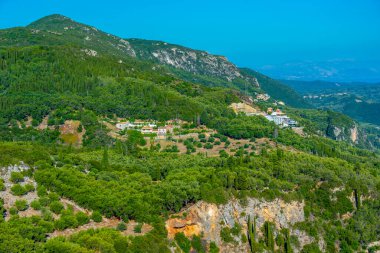 Korfu adasındaki Yunan tatil köyü Palaiokastritsa 'ya bakan dağlar.