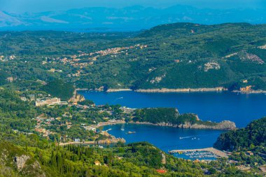 Paleokastritsa 'nın Yunan adası Korfu' daki kıyı şeridi manzarası.