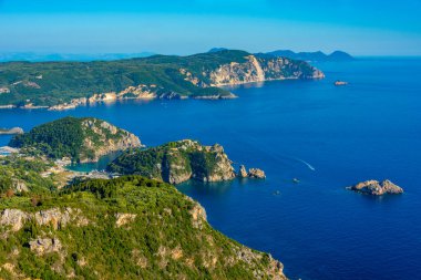 Paleokastritsa 'nın Yunan adası Korfu' daki kıyı şeridi manzarası.