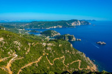 Paleokastritsa 'nın Yunan adası Korfu' daki kıyı şeridi manzarası.