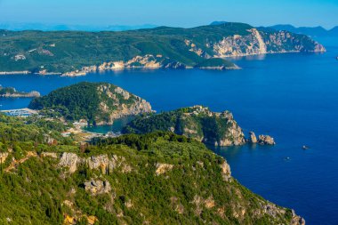 Paleokastritsa 'nın Yunan adası Korfu' daki kıyı şeridi manzarası.