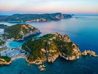 Paleokastritsa 'nın Yunan adası Korfu' daki sahil şeridinin gün batımı manzarası.