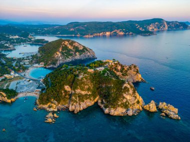 Paleokastritsa 'nın Yunan adası Korfu' daki sahil şeridinin gün batımı manzarası.