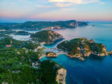 Paleokastritsa 'nın Yunan adası Korfu' daki sahil şeridinin gün batımı manzarası.