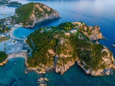 Paleokastritsa 'nın Yunan adası Korfu' daki sahil şeridinin gün batımı manzarası.